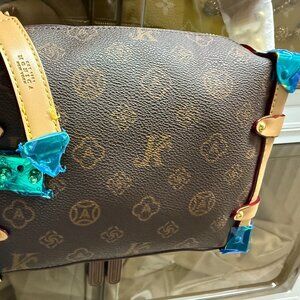 TRUNK Style Fashion Bag-Brand New-Gorgeous and SHIPS NOW!